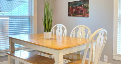 Charming 1-BR pet friendly house in Lockhart. Short stroll to the best BBQ spots