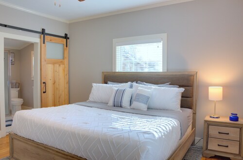 Charming 1-BR pet friendly house in Lockhart. Short stroll to the best BBQ spots