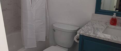 Dusche, Haartrockner, HandtĂŒcher, Seife