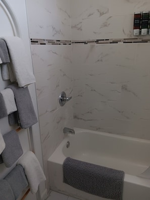 Dusj, hårføner, håndklær og såpe