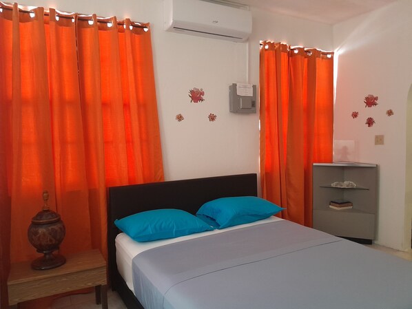 1 habitación, tabla de planchar con plancha, wifi gratis y ropa de cama 