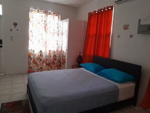 1 habitación, tabla de planchar con plancha, wifi gratis y ropa de cama 