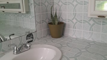 Asciugamani, sapone, shampoo, carta igienica