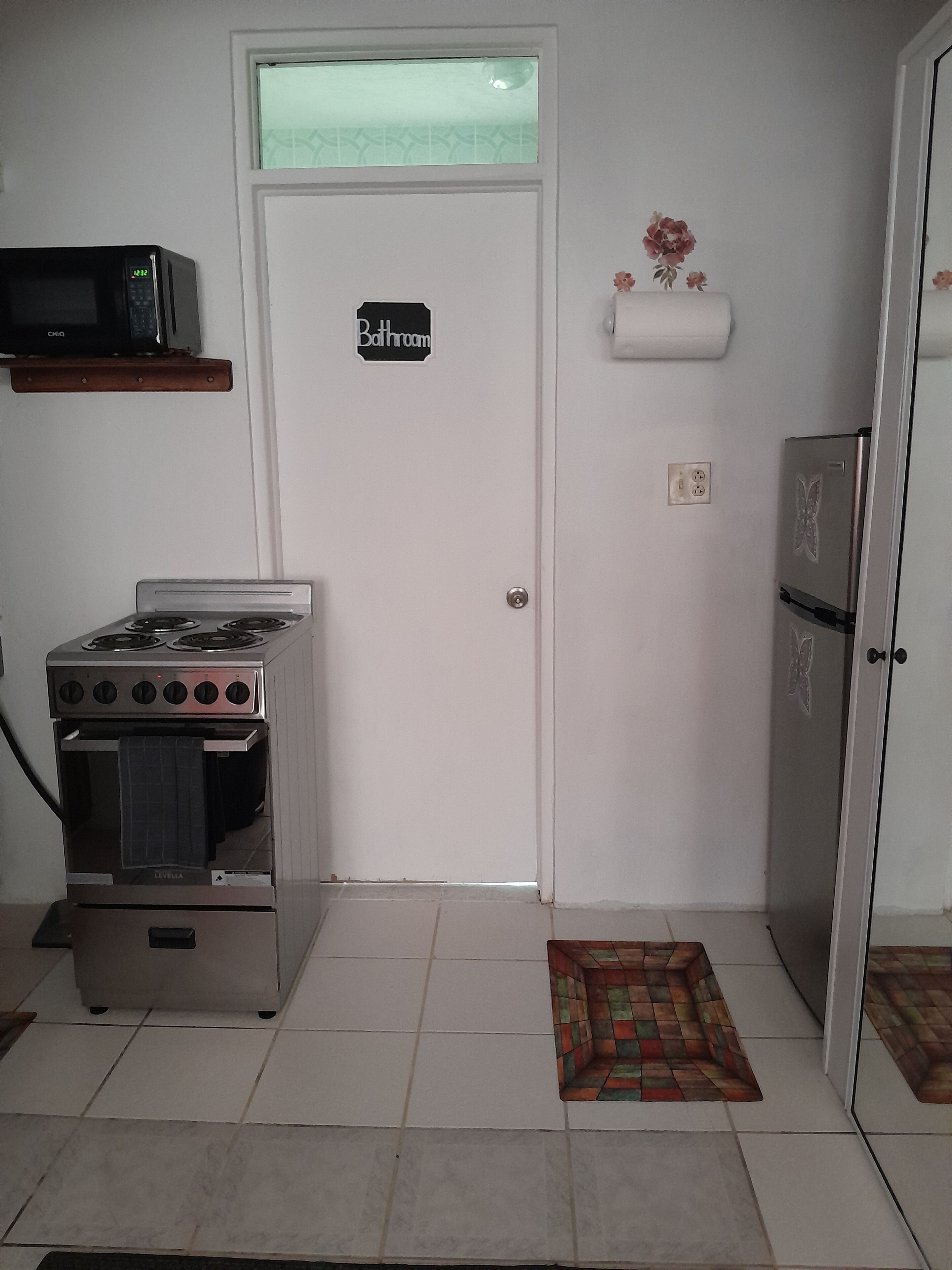 Frigorifero, microonde, forno, piano cottura
