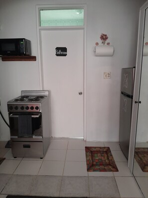 Fridge, microwave, oven, stovetop - Abigail’s Diamond near Nanny Cay 1 Bedroom (Tortola)