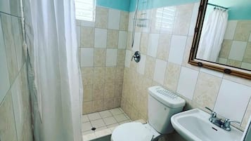 Haartrockner, Handtücher, Seife, Toilettenpapier