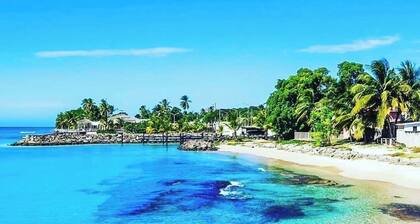 2 bedroom ground level near sandy beach, bars, food, shopping, transit