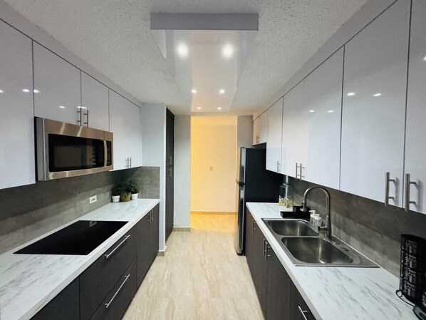 Micro-ondas, cooktop, toalhas de papel