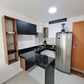 Comfort Apartment, Lanai, City View | Private kitchen | Fridge, microwave, stovetop, cookware/dishes/utensils - Flat Bela Vista Porto de Galinhas 206bLP (Ipojuca)