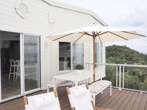 Outdoor dining - Tangalooma Life. 2 Bed, 2 Bath Private Luxury Stay (Moreton Island)