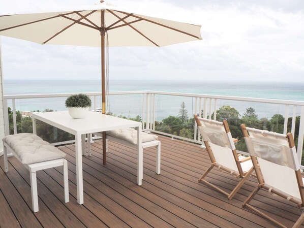 Outdoor dining - Tangalooma Life. 2 Bed, 2 Bath Private Luxury Stay (Moreton Island)