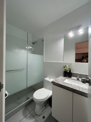 Pyyhkeet, saippua, vessapaperi