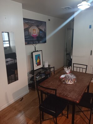 Dining - Cozy 1-bedroom apartment in enjoyable Brooklyn with Tv, WiFi, AC (Brooklyn)