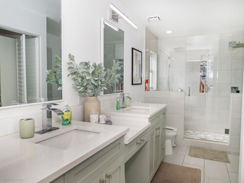 Spacious 4-bedroom house in charming Valrico with WiFi, AC,pool and big yard