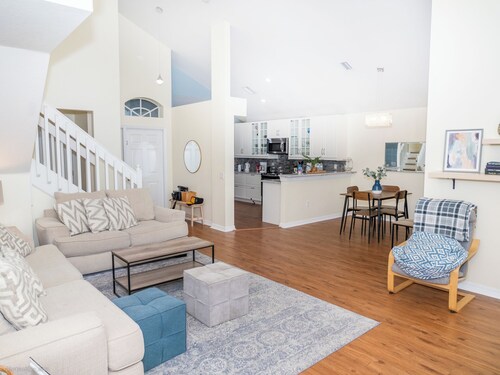 Spacious 4-bedroom house in charming Valrico with WiFi, AC,pool and big yard