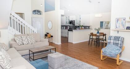 Spacious 4-bedroom house in charming Valrico with WiFi, AC,pool and big yard