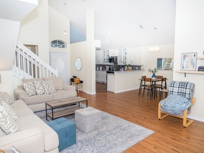 Spacious 4-bedroom house in charming Valrico with WiFi, AC,pool and big yard