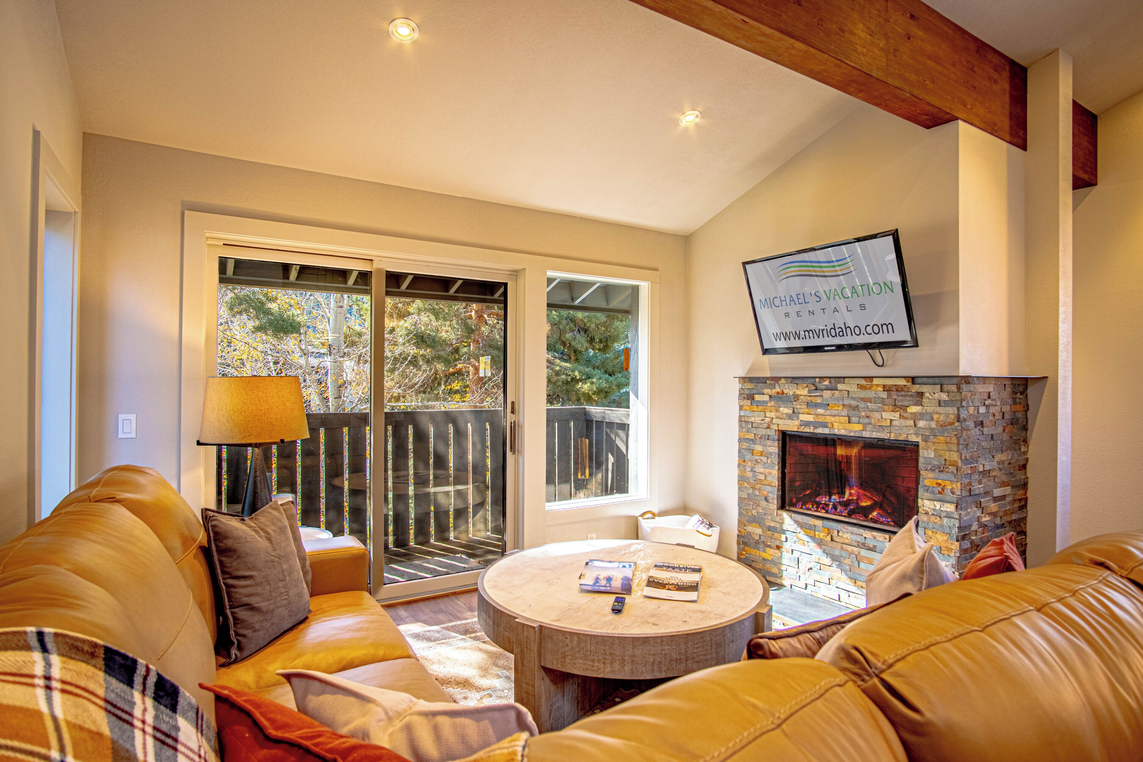 Televisión, chimenea, estéreo