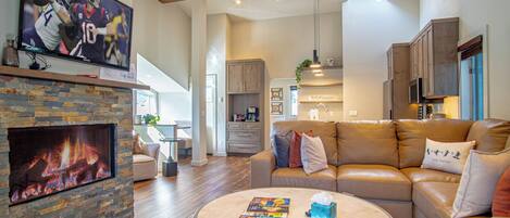 Fernseher, Kamin, Stereoanlage