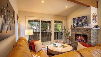 TV, lareira, aparelho de som