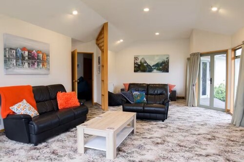 Luxmore House * Perfect Location *Free Fibre WiFi