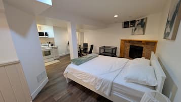 Travel crib, WiFi, bed sheets