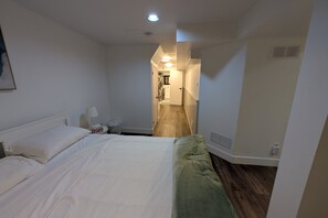 Travel cot, WiFi, bed sheets
