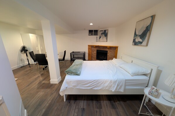 Travel cot, WiFi, bed sheets