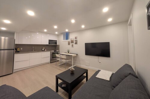 Elegant 1BR Apartment w/Private Entrance & Parking
