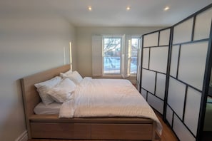 Iron/ironing board, WiFi, bed sheets - Bright & Cozy Studio w/ Private Entrance & Parking (Richmond Hill)