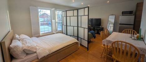 Tabla de planchar con plancha, wifi y ropa de cama