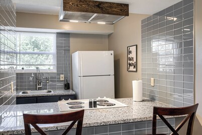 The Teal Townhouse Near KU Med and Central to Many KC Landmarks/Attractions