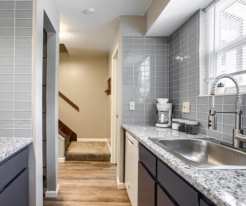 The Teal Townhouse Near KU Med and Central to Many KC Landmarks/Attractions