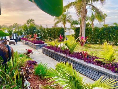 Charming 2-bedroom house in marvelous Ormond Beach with WiFi, AC. Great getaway!