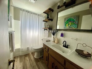 Secador de pelo, toallas, jabón, papel higiénico