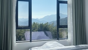 A room with a large window, a bed, and curtains. - Lafite Apple B&B (Hangzhou)