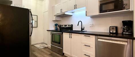 冷蔵庫、電子レンジ、オーブン、コンロ