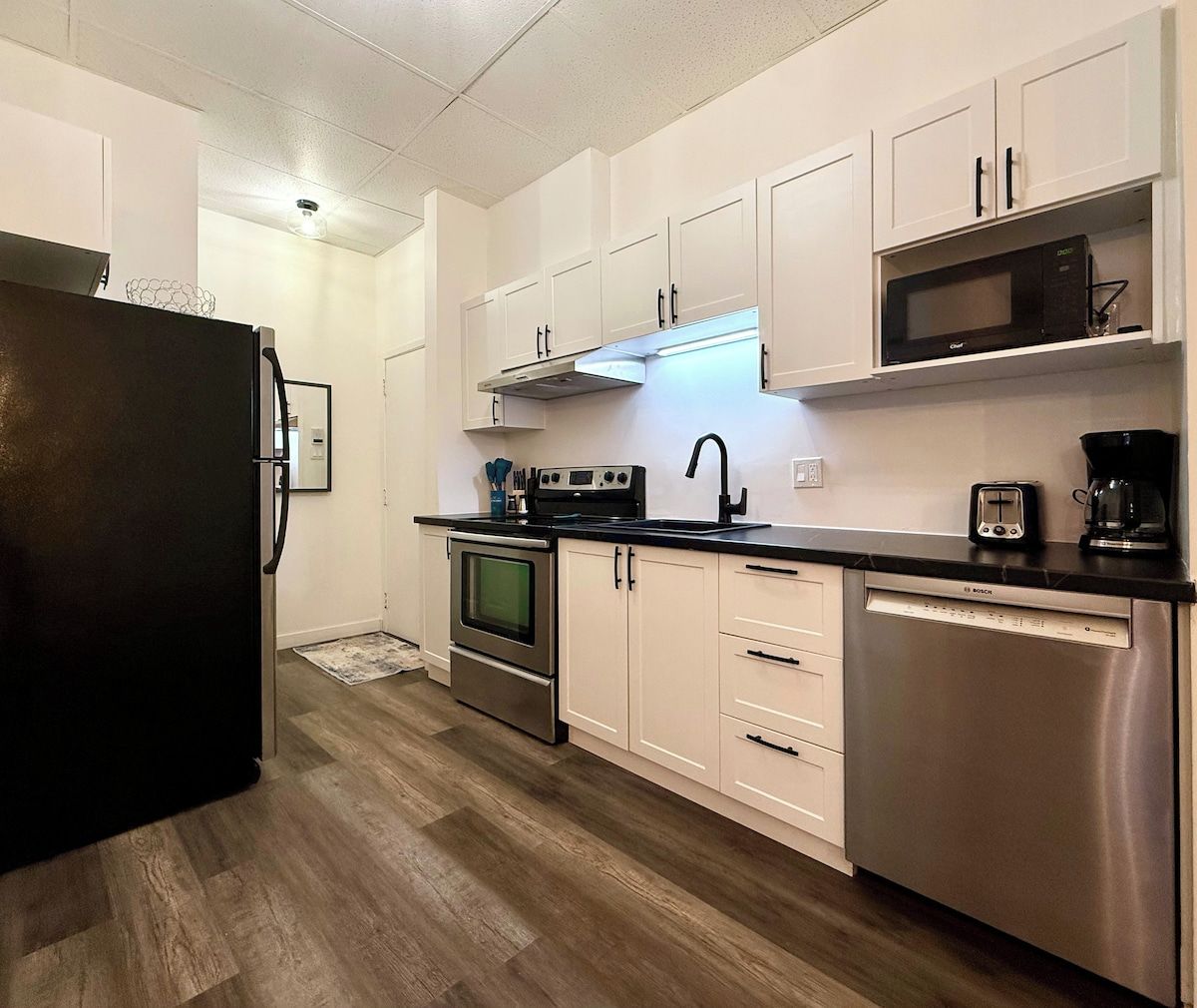 Coffee/tea maker, fridge, microwave, oven
