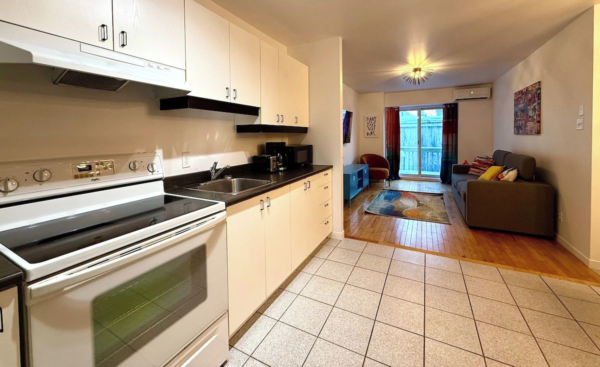 Coffee/tea maker, fridge, microwave, oven
