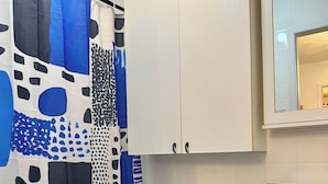 A bathroom with a toilet, a sink, and a mirror. - Charming, well-furnished apartment (Québec)