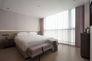 Desk, free WiFi - Charles hotel (Shanghai)