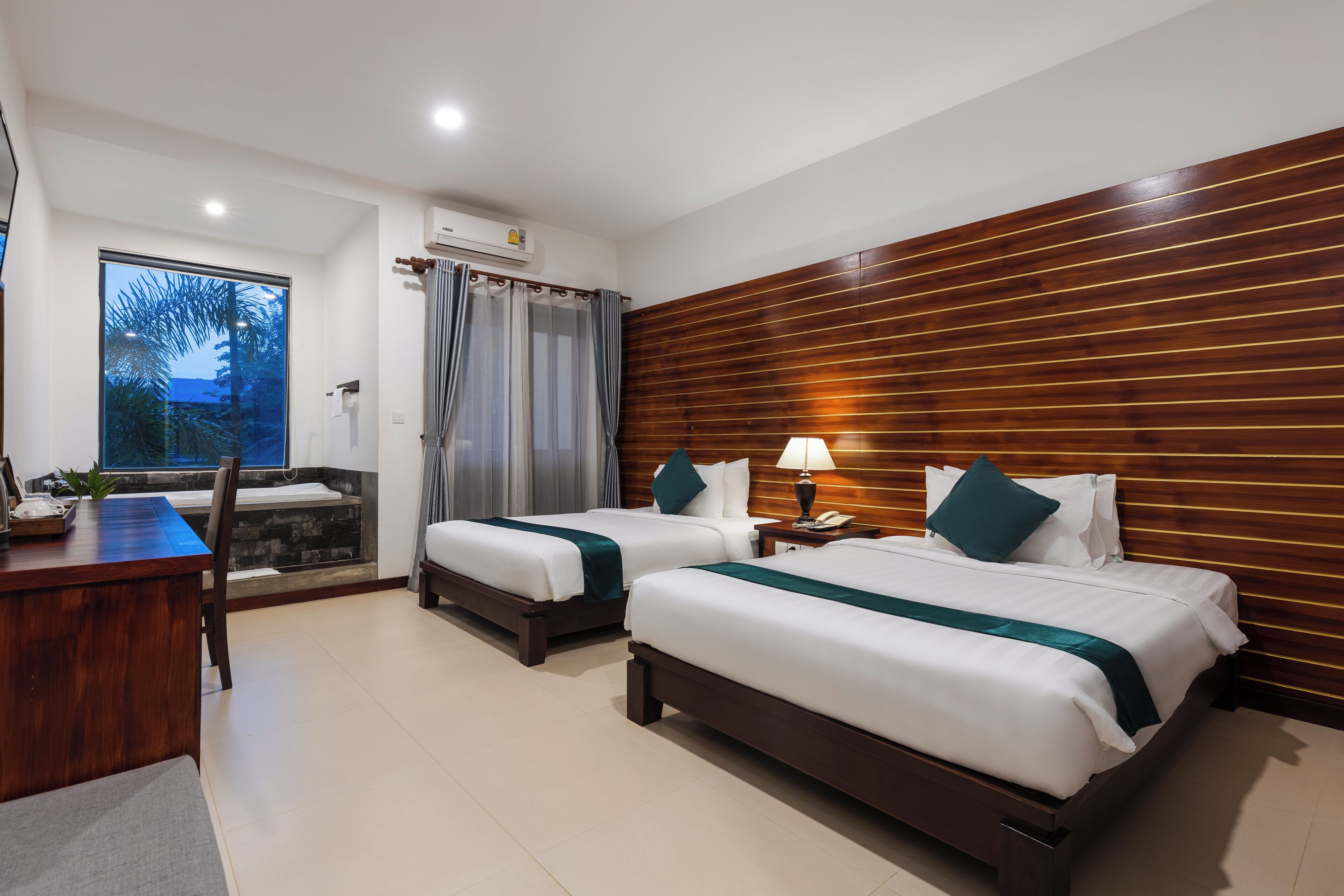 Minibar, espacio para trabajar con laptop y wifi gratis 