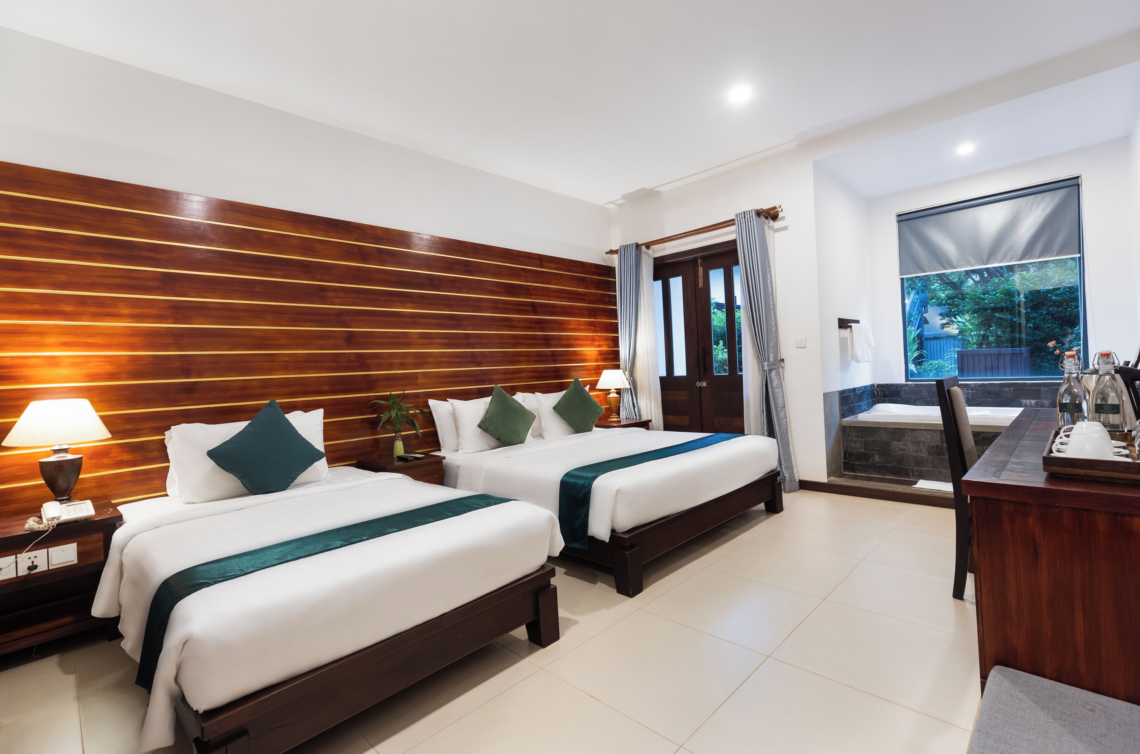 Minibar, espacio para trabajar con laptop y wifi gratis 