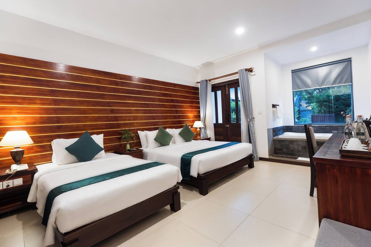 Deluxe Family Room | 1 bedroom, minibar, laptop workspace, free WiFi
