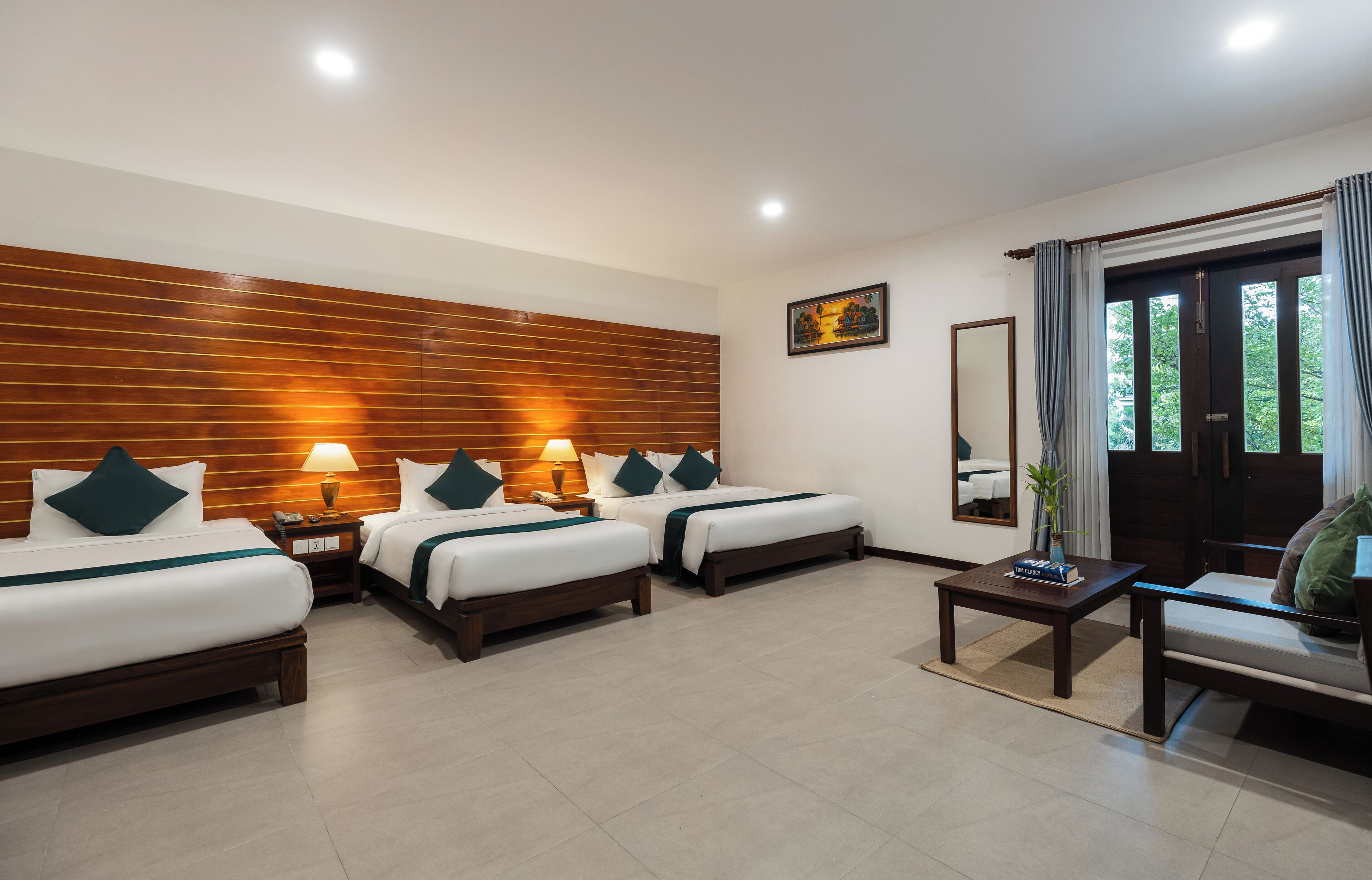 Minibar, espacio para trabajar con laptop y wifi gratis 