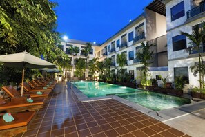 Una piscina al aire libre
