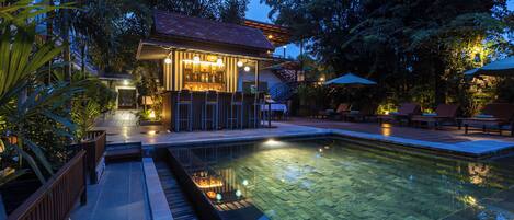 Una piscina al aire libre