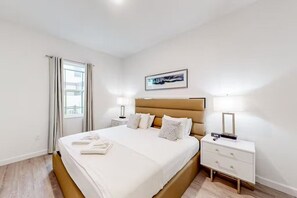 4 Schlafzimmer, Zimmersafe, Schreibtisch, Bügeleisen/Bügelbrett