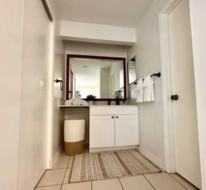 Dusch, hårtork, handdukar och tvål