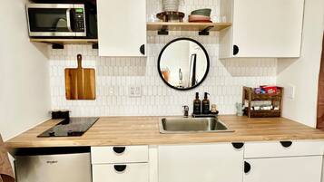 KylskÄp, mikrovÄgsugn, spishÀll och kaffe- och tebryggare